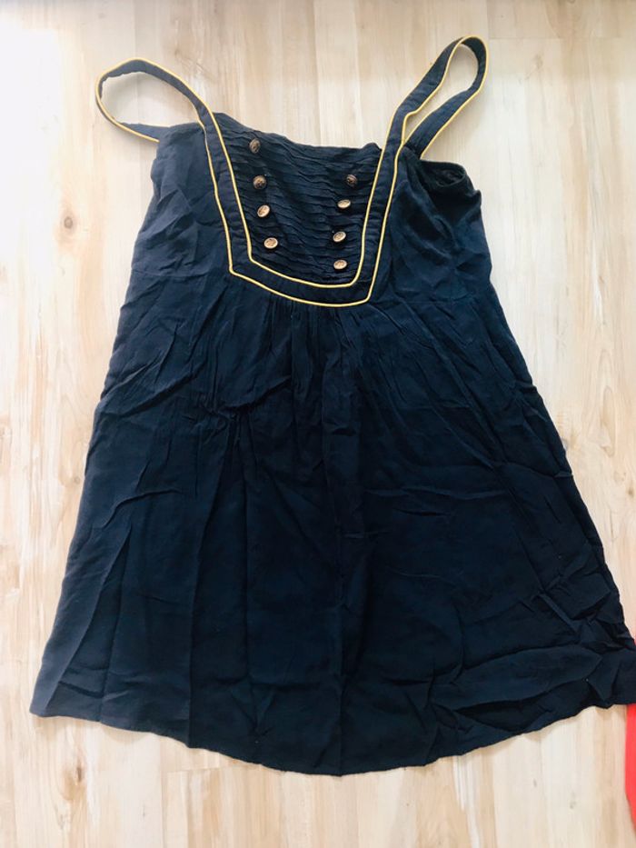 Robe bleue marine boutonnière