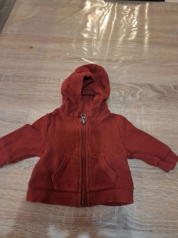 Sweat bordeaux 1 mois Kiabi