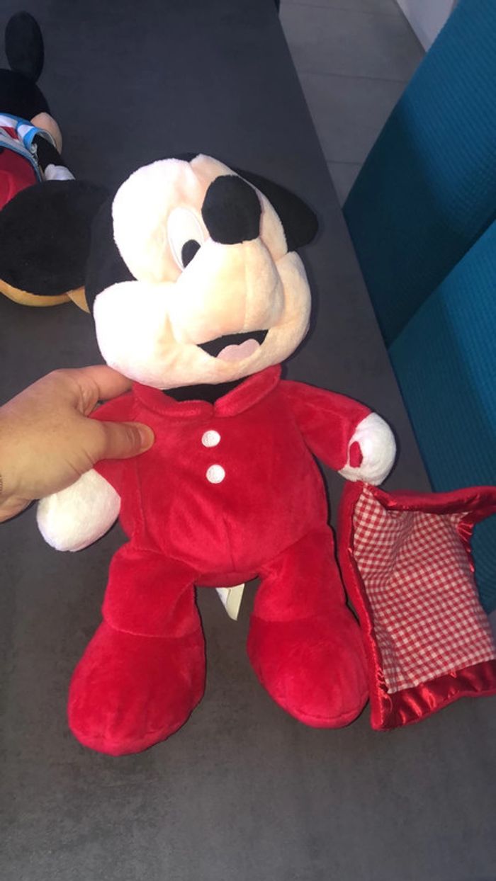Grand Mickey avec son doudou - photo numéro 2
