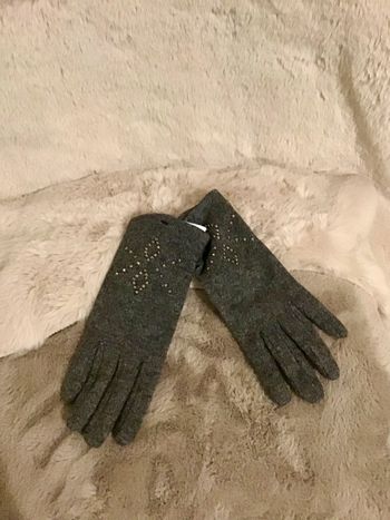 Paire de gant en laine 70% et angora 10% gris avec strass taille 7 (0124)