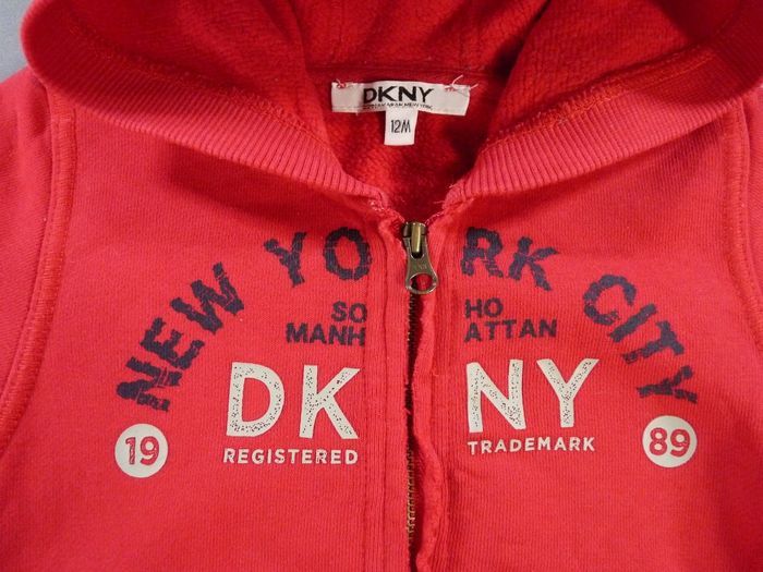 Veste sweat capuche molleton rouge noir DKNY 12 mois 74 cm garçon - photo numéro 2