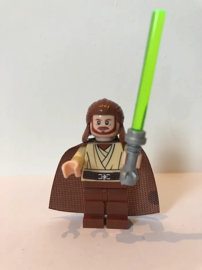 Figurine type lego Jedi Qui Gone . Star Wars