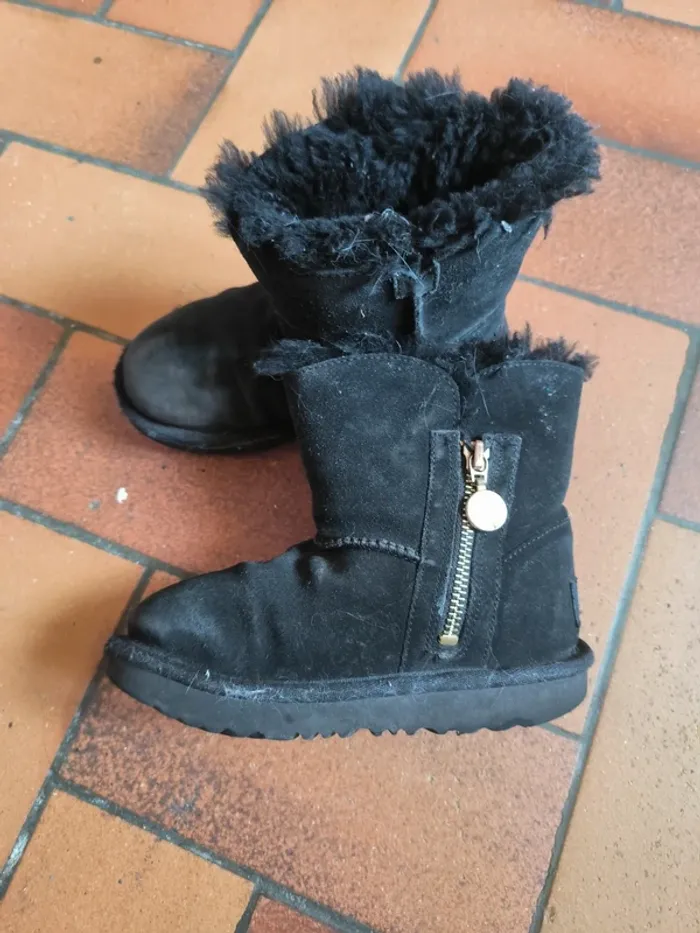 Bottine fourrée UGG pointure 30 - photo numéro 2