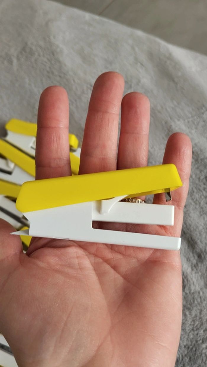Lot de 12 petites agrapheuses jaune et blanche - photo numéro 3
