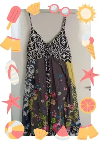 Robe fluide à motifs fleuris et géométriques colorés