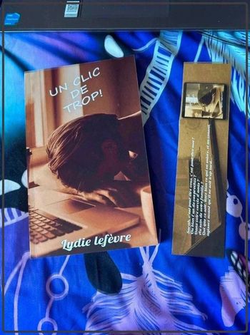 Un  clic  de  trop de lydie  lefevre  avec  marque  page  et dédicace