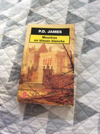 #meurtres en blouse blanche P.D James