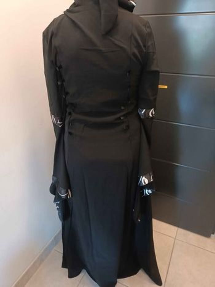 🖤[NEUF] Robe médiévale noire à capuche pointue et laçage avant/arrière - photo numéro 2