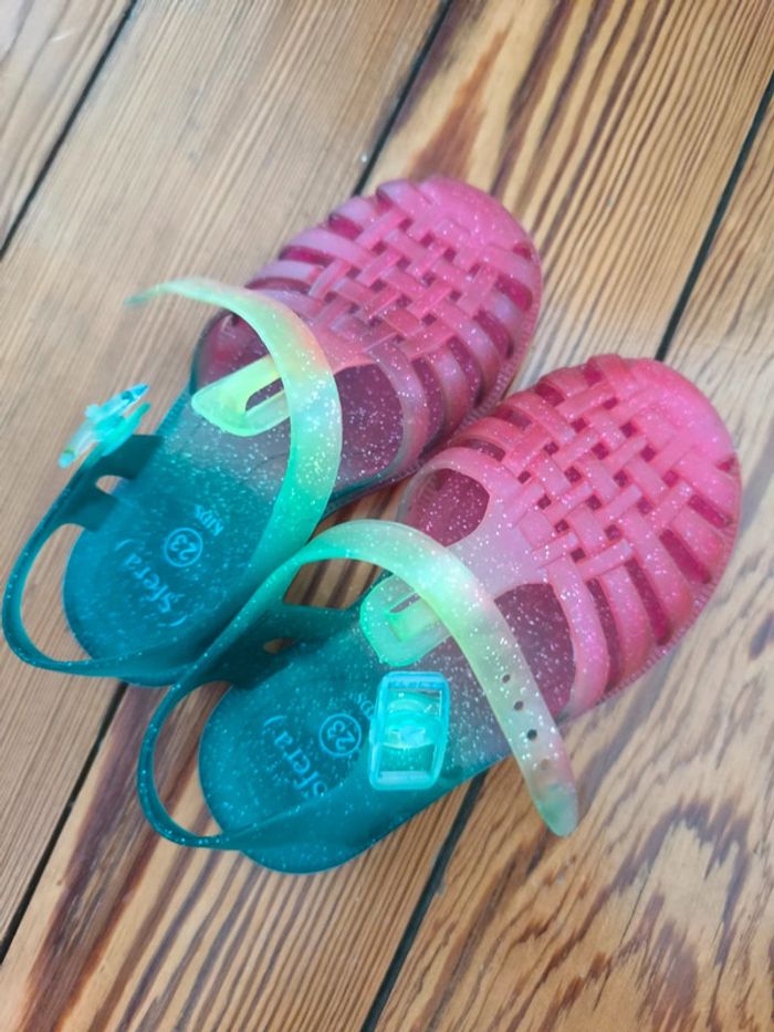 Sandales en plastique brillante