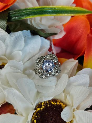 Bague avec zirconium et pierre topaz transparente