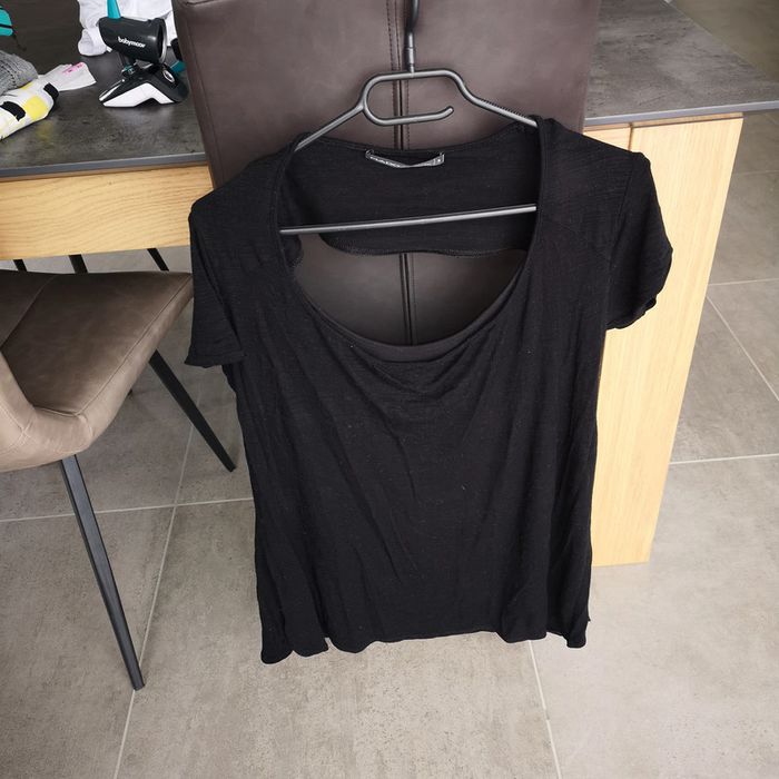 Tee shirt ouvert dans le dos