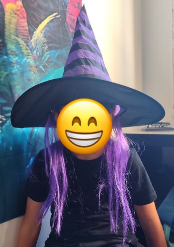 Chapeau de sorcière avec cheveux violets