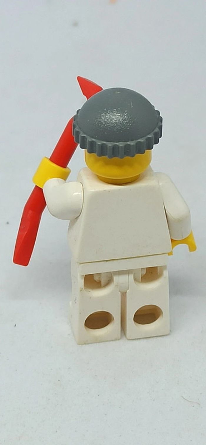 Homme prisonnier avec habits barrés et accessoire lego - photo numéro 3