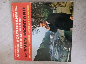 Disque vinyl 45 T Aimez Vous Brahms.. Quand Tu Dors Près De Moi  Yves Montand