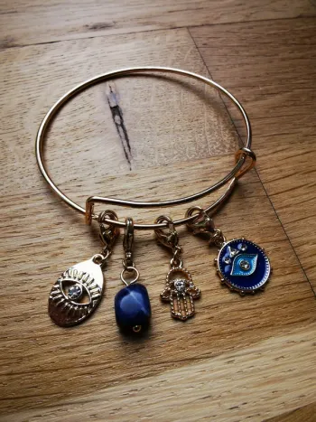 Bracelet doré avec pendentif