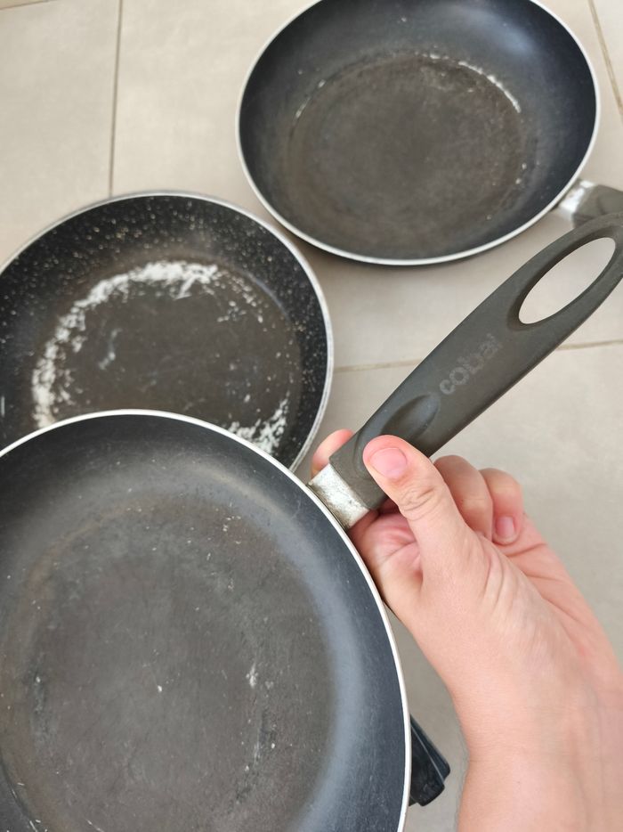 Lot poêle et assiettes - photo numéro 7