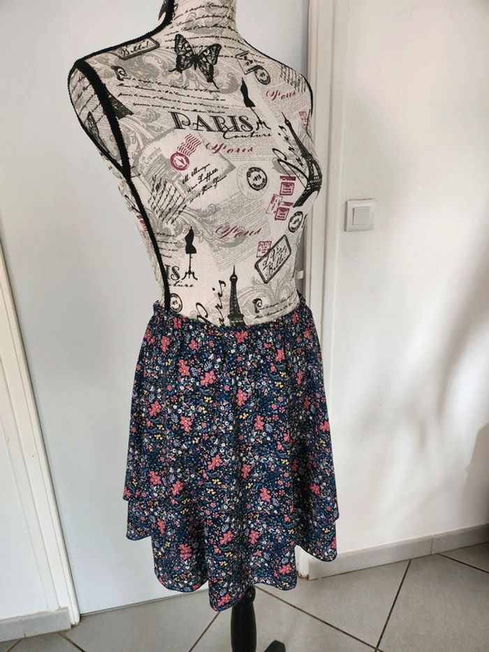 Très ravissante Jupe Fleurie de marque Actuelle et de taille 38 - photo numéro 2