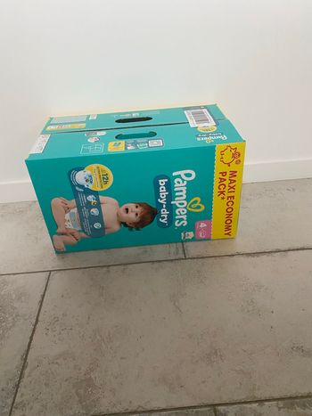 Couches Pampers taille 4