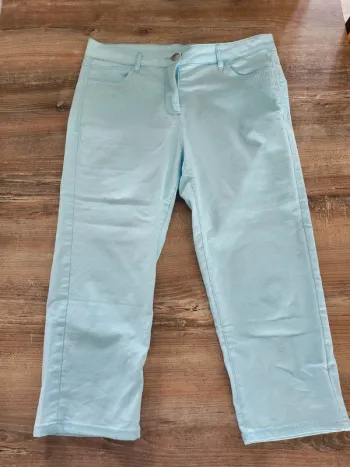 Pantacourt bermuda pantalon 7/8eme bleu ciel avec strass taille 40 excellent état
