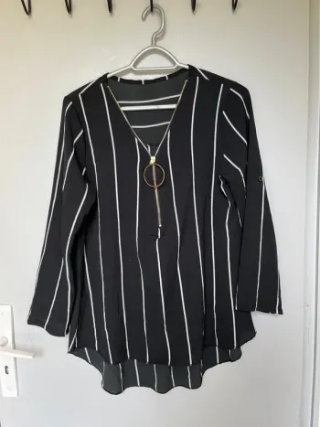 Blouse noire et blanche