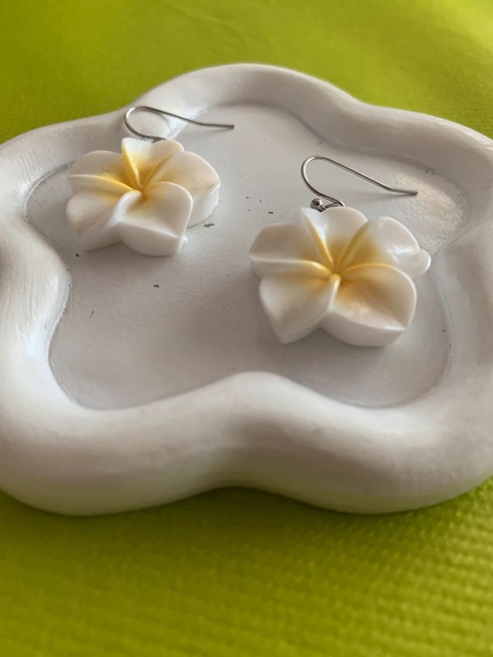 Boucles d’oreilles fleur d’hibiscus blanche en résine - photo numéro 6