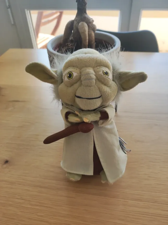 Peluche maître yoda