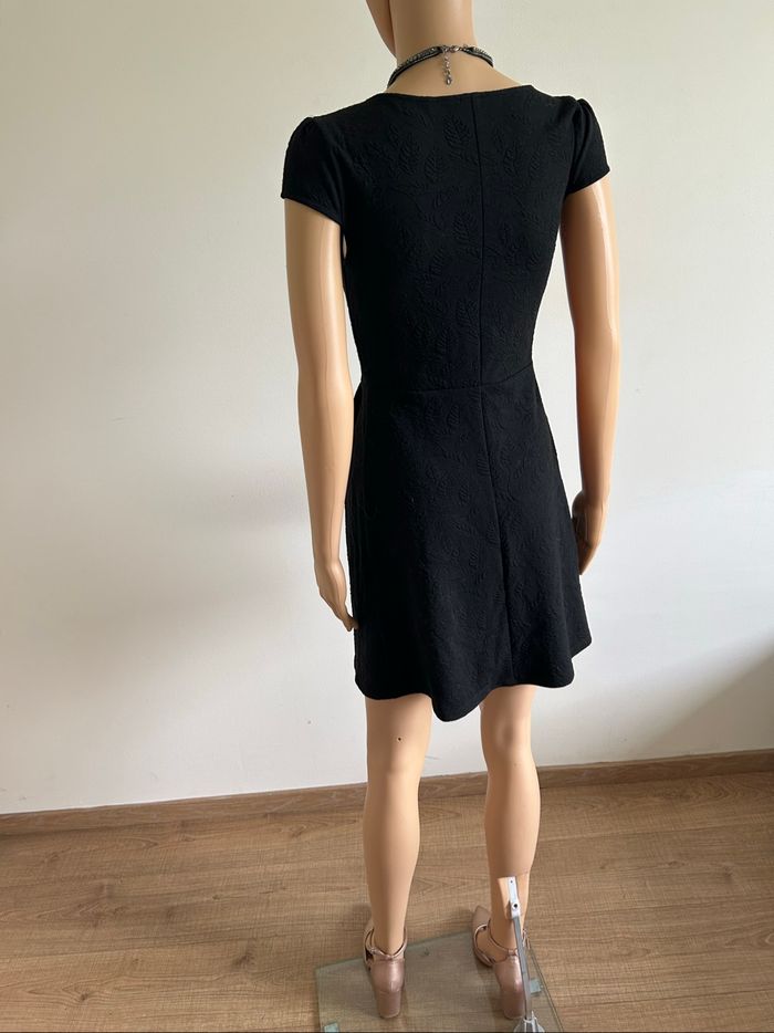Robe noire à manches courtes taille 34 TBE - photo numéro 7