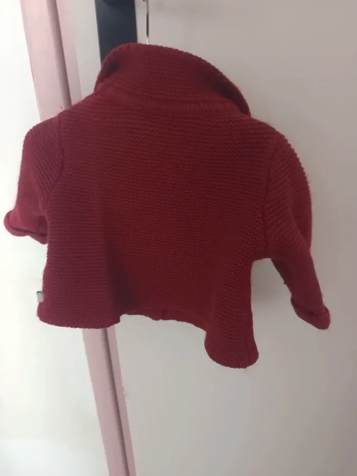 Gilet en mailles rouge bébé . - photo numéro 5