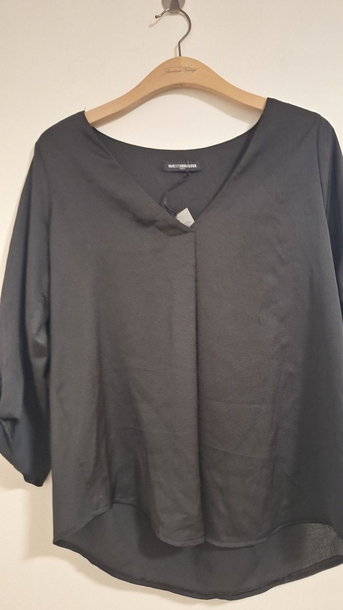 Blouse noire Rue des Abesses– Élégance minimaliste & coupe fluide - photo numéro 3