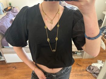 haut noir décolleté à broderie sur les manches 