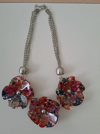 Collier fleurs en résine- neuf