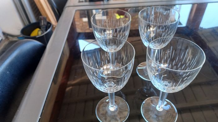 Verres à pied à petit motif très bon état lot de 4 - photo numéro 2