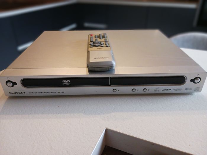 lecteur DVD Bluesky gris avec sa télécommande