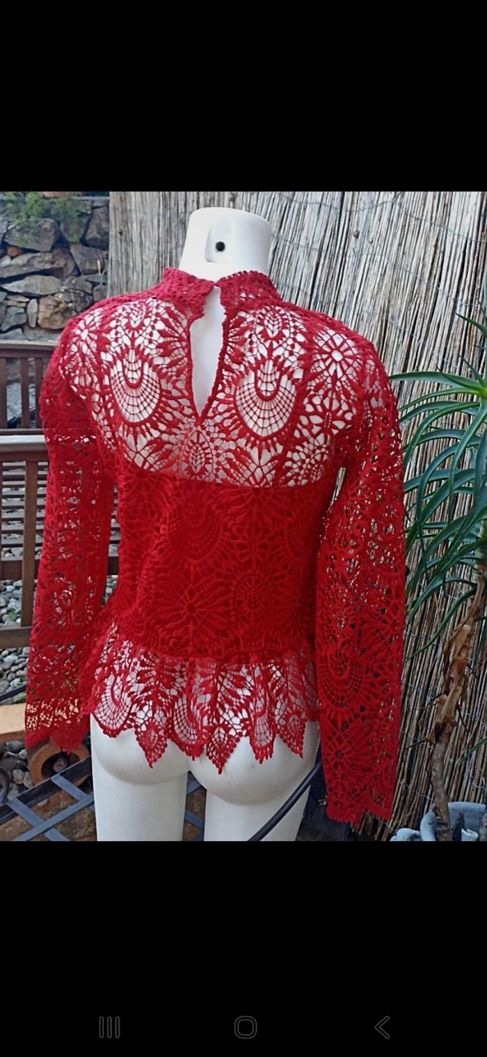 Superbe haut en dentelle Zara rouge taille 38 - photo numéro 2