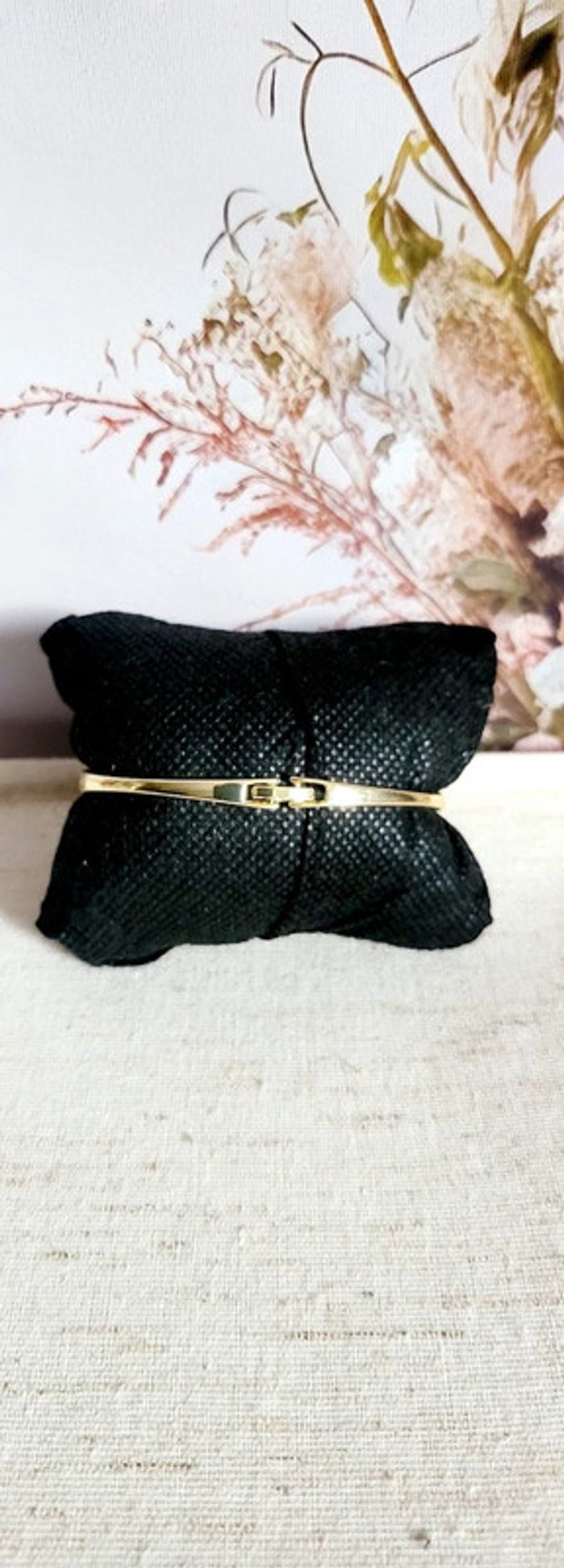 Bracelet rigide doré fleur noire et strass – style élégant - photo numéro 2