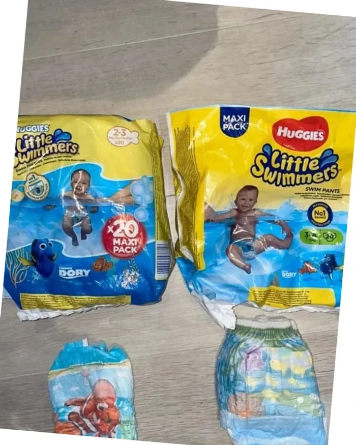 Lot de couches bébé Huggies piscine