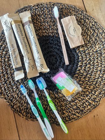 Lot 7 brosses à dent + étuis + rechanges