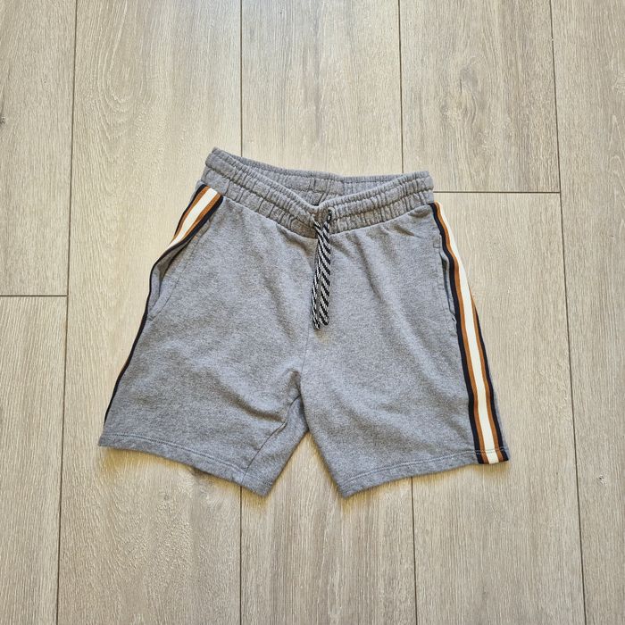 Short gris blanc,camel. Garçon 10 ans. Marque Kiabi