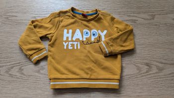 Pull jaune moutarde avec les yeux