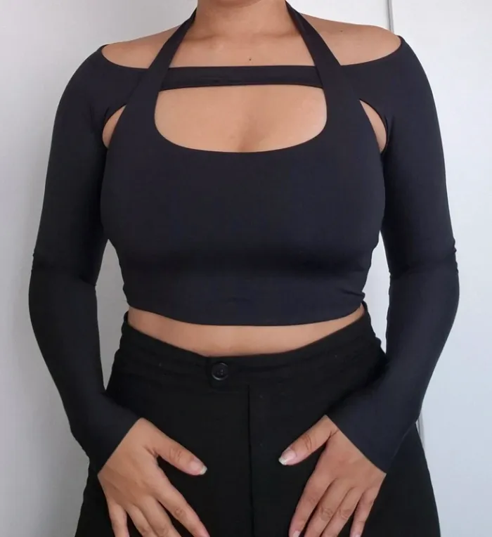 Haut crop top noir avec découpes – Bershka