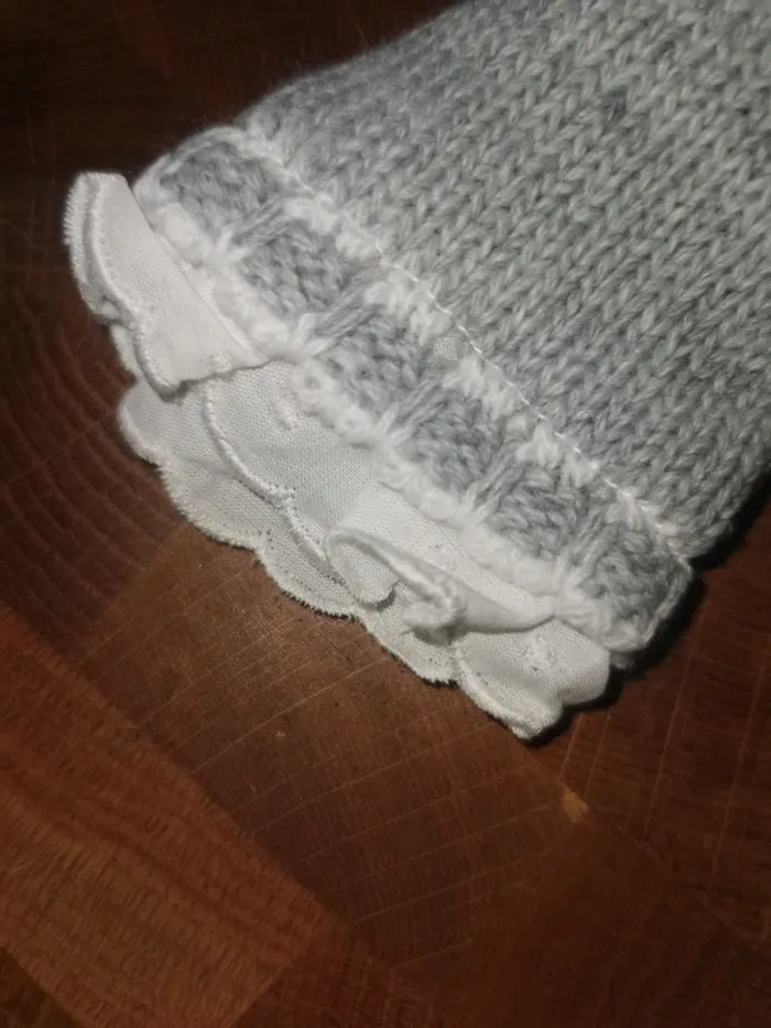 Pull gris en maille bébé. - photo numéro 3
