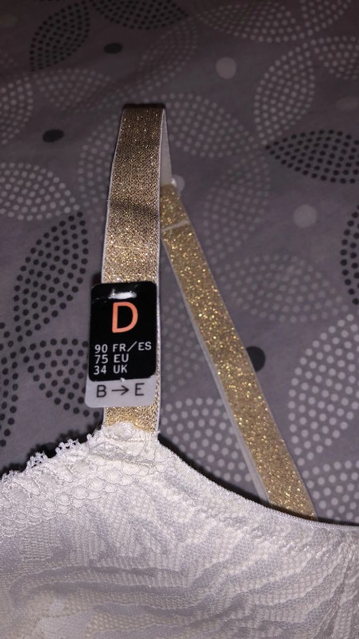 Soutien gorge neuf bretelles dorées - photo numéro 2