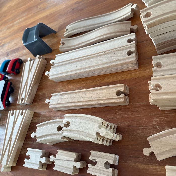 IKEA, circuit en bois, nombreuses pièces plus locomotive - photo numéro 3