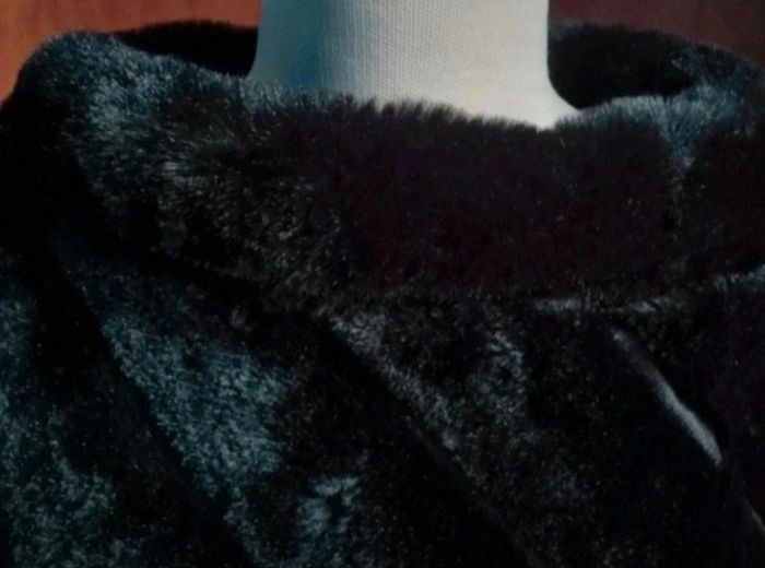 Poncho noir fausse fourrure - photo numéro 3