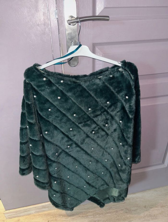 Poncho vert avec des perles