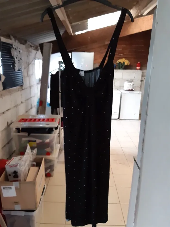 Robe noir à point blanc