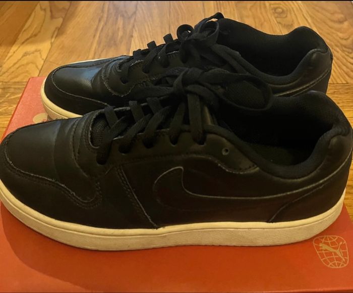 Basket Nike cuir taille 40,5  Très bon état - photo numéro 2