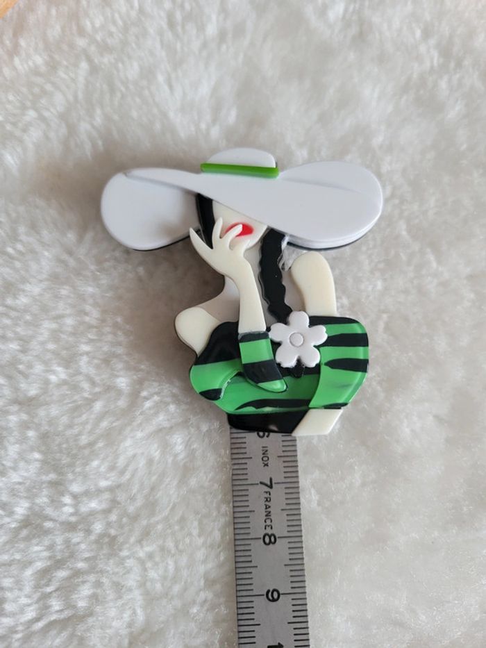 Broche femme au grand chapeau blanc - photo numéro 7