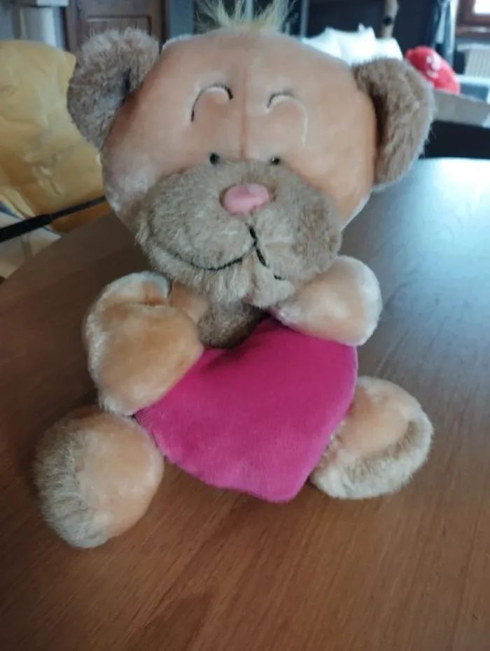 Peluche ours Toys + cœur. Hauteur 30 cm