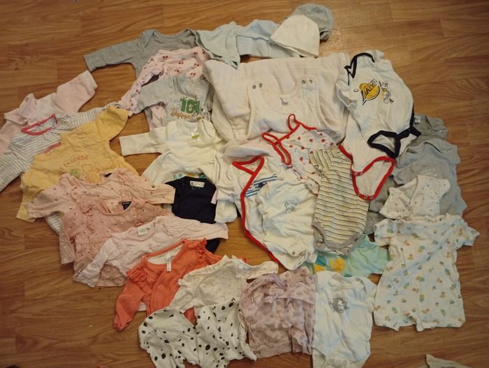 Lot vêtements naissance - 1 mois (35 pièces) - photo numéro 10